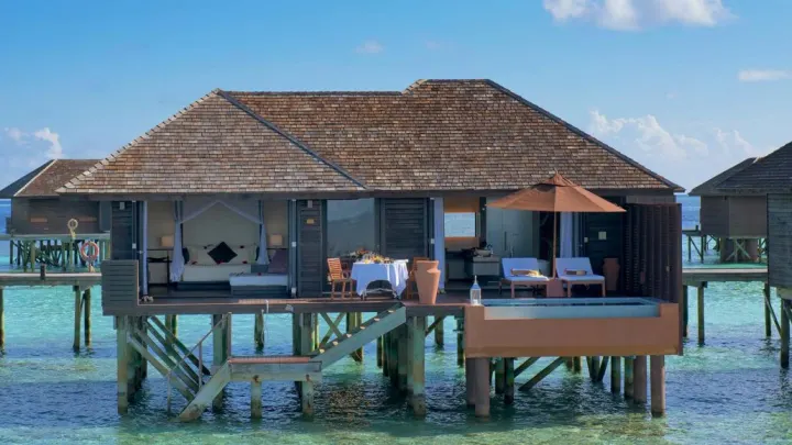 Lily Beach Resort & Spa — просторная водная вилла с террасой и бассейном