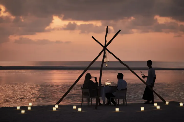 Maalifushi by COMO — романтический ужин на пляже на фоне заката