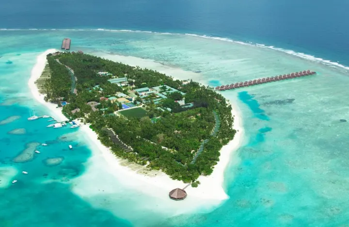 Meeru Island Resort & Spa — вид на зеленый тропический остров с высоты
