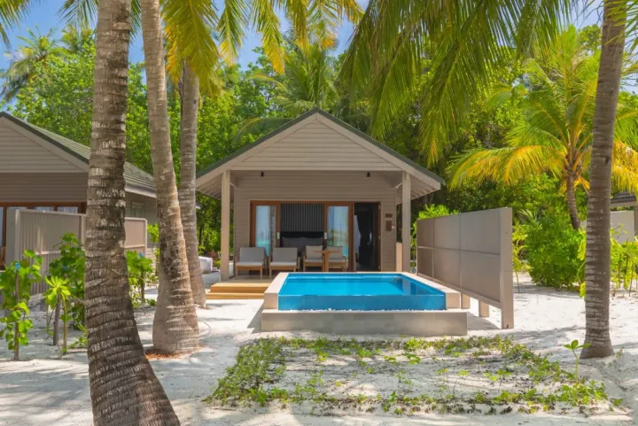 Meeru Island Resort & Spa — пляжная вилла с бассейном в тропическом саду