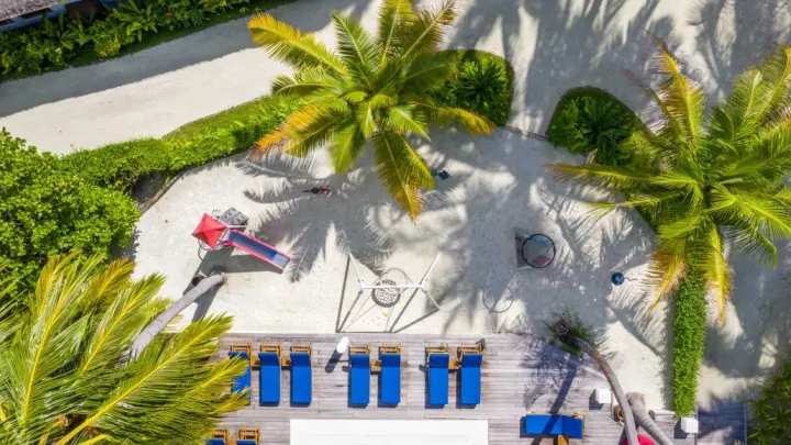 Meeru Island Resort & Spa — детская игровая площадка на белом песке