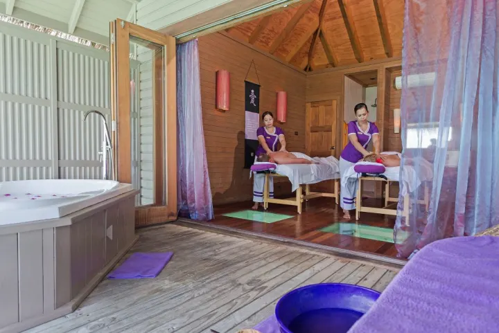 Meeru Island Resort & Spa — массажный кабинет над водой со стеклянным полом