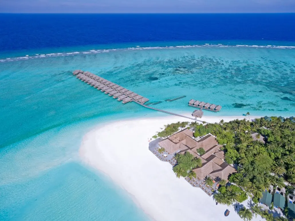 Meeru Island Resort & Spa — длинная ветка водных вилл над прозрачной лагуной