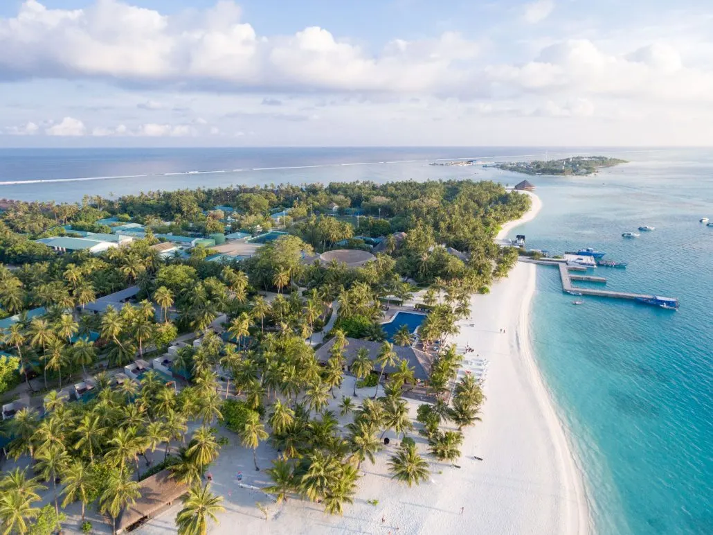 пляж острова с причалом, вид сверху — Meeru Island Resort & Spa