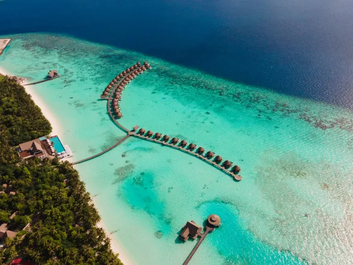 Mercure Maldives Kooddoo — вид с воздуха на зеленый остров и риф