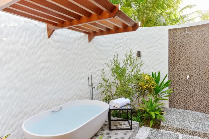 Mercure Maldives Kooddoo, Мальдивы — ванная Mercure Maldives Kooddoo — ванна под открытым небом в огороженном дворике