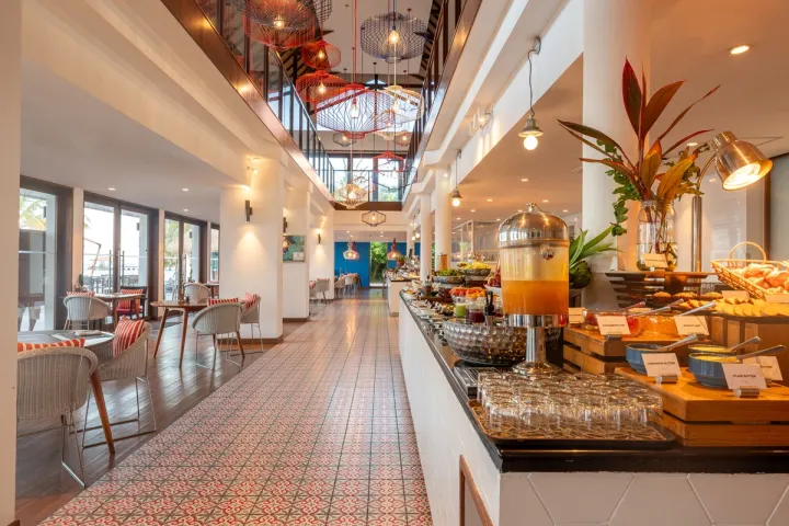 Mercure Maldives Kooddoo, Мальдивы — ресторан Mercure Maldives Kooddoo — зал ресторана с линией шведского стола