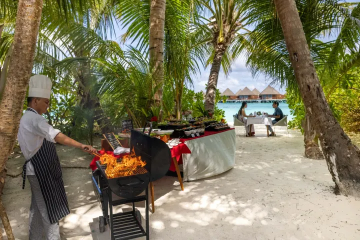 Mercure Maldives Kooddoo, Мальдивы — ресторан Mercure Maldives Kooddoo — шеф-повар готовит барбекю прямо на пляже