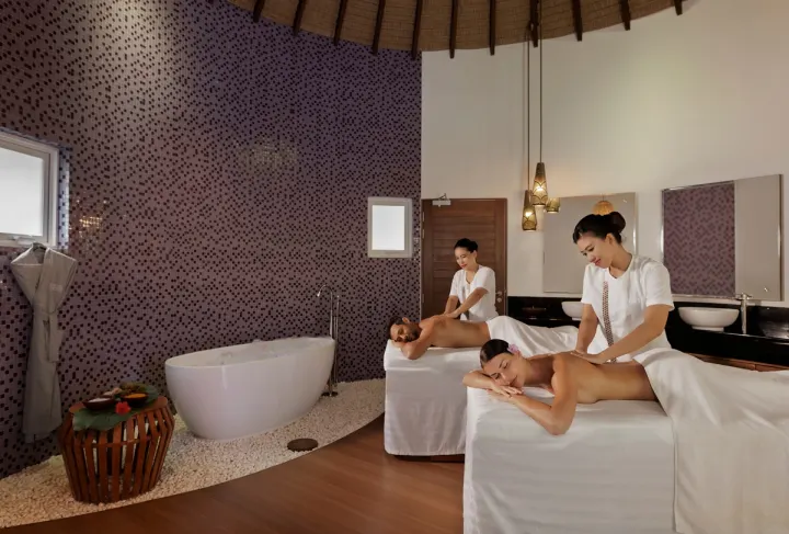 Mercure Maldives Kooddoo, Мальдивы — спа Mercure Maldives Kooddoo — расслабляющий парный массаж в спа-кабинете