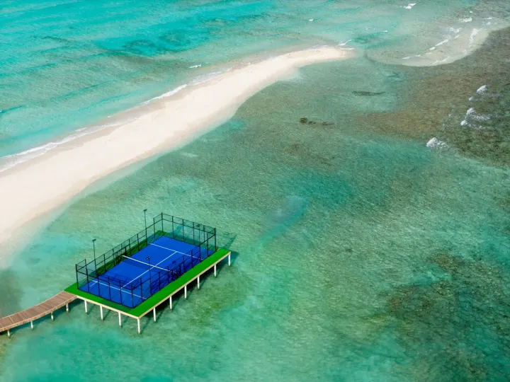 Meyyafushi Maldives, Мальдивы — развлечения Meyyafushi Maldives — современный корт для падел-тенниса в окружении тропических пальм на острове