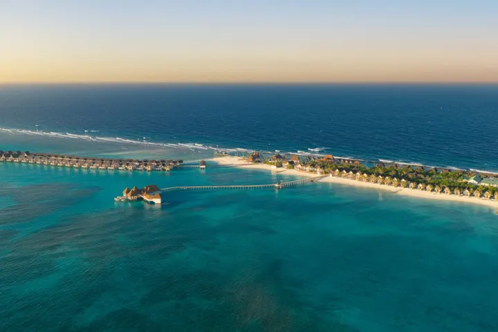 Meyyafushi Maldives, Мальдивы — вид сверху Meyyafushi Maldives — панорамный вид с высоты на природный зелёный остров и коралловый риф