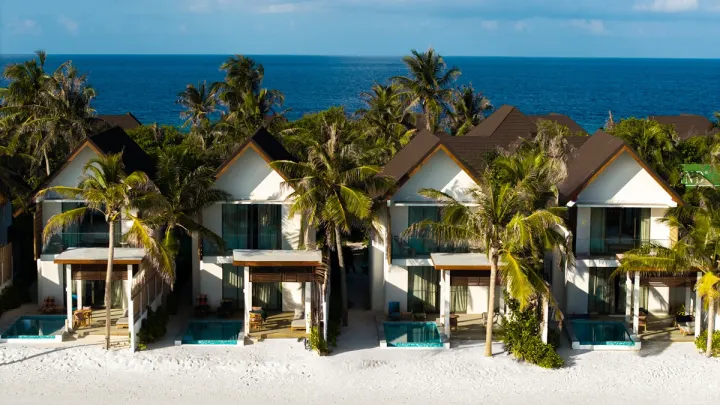 Meyyafushi Maldives, Мальдивы — вилла на пляже Meyyafushi Maldives — береговой люкс с приватным бассейном в окружении тропической зелени у пляжа