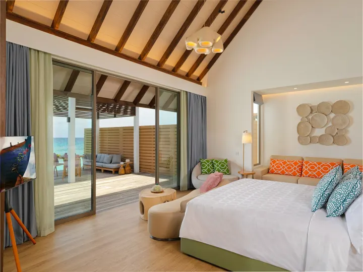 Meyyafushi Maldives, Мальдивы — интерьер виллы Meyyafushi Maldives — современная спальня виллы с панорамными окнами и видом на бирюзовую лагуну