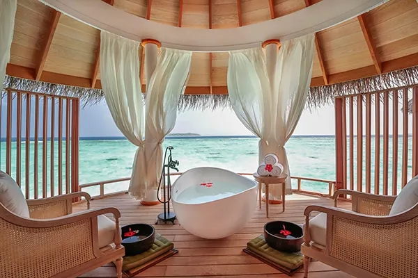 Milaidhoo Island Maldives — ванная комната с круглой ванной и видом на лагуну