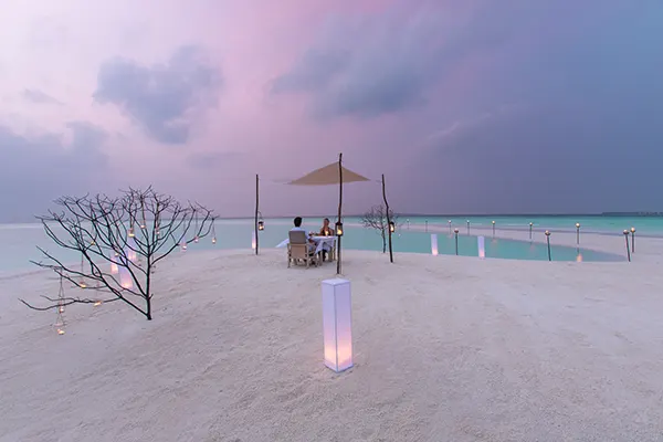 Milaidhoo Island Maldives — романтический ужин на уединенной песчаной косе на закате