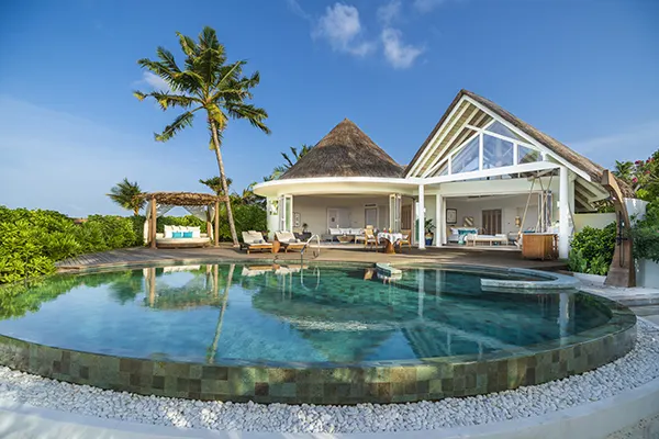 Milaidhoo Island Maldives — пляжная резиденция с большим бассейном и зоной отдыха