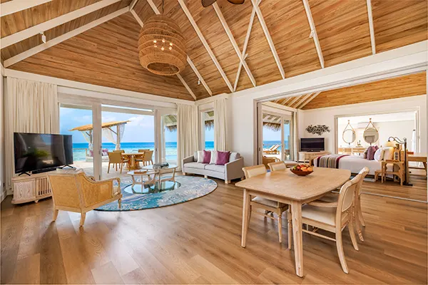 Milaidhoo Island Maldives — светлая гостиная виллы с панорамным видом на океан