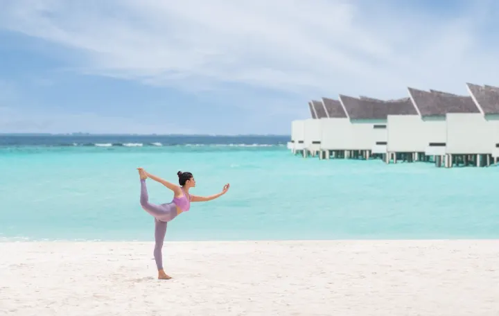 Mövenpick Resort Kuredhivaru Maldives, Мальдивы — развлечения Mövenpick Resort Kuredhivaru Maldives — йога на белоснежном пляже