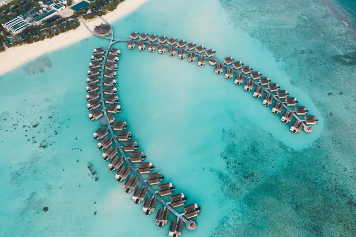 Mövenpick Resort Kuredhivaru Maldives, Мальдивы — вид сверху Mövenpick Resort Kuredhivaru Maldives — вид сверху на водные виллы