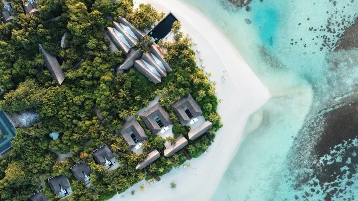 Mövenpick Resort Kuredhivaru Maldives, Мальдивы — вид сверху Mövenpick Resort Kuredhivaru Maldives — оконечность острова с виллами среди зелени с высоты