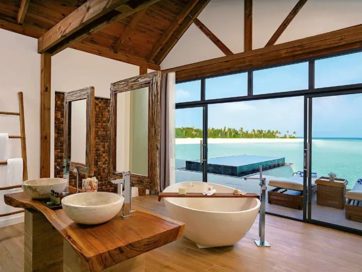 Mövenpick Resort Kuredhivaru Maldives, Мальдивы — ванная Mövenpick Resort Kuredhivaru Maldives — ванная комната с панорамными окнами