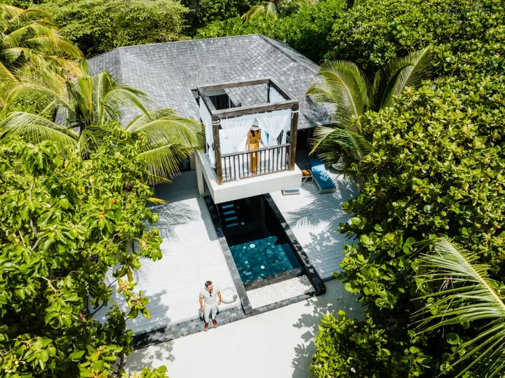 Mövenpick Resort Kuredhivaru Maldives, Мальдивы — вилла на пляже Mövenpick Resort Kuredhivaru Maldives — двухэтажная пляжная вилла
