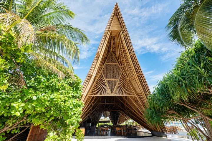 Mövenpick Resort Kuredhivaru Maldives, Мальдивы — ресторан Mövenpick Resort Kuredhivaru Maldives — павильон с высокой треугольной крышей среди пальм
