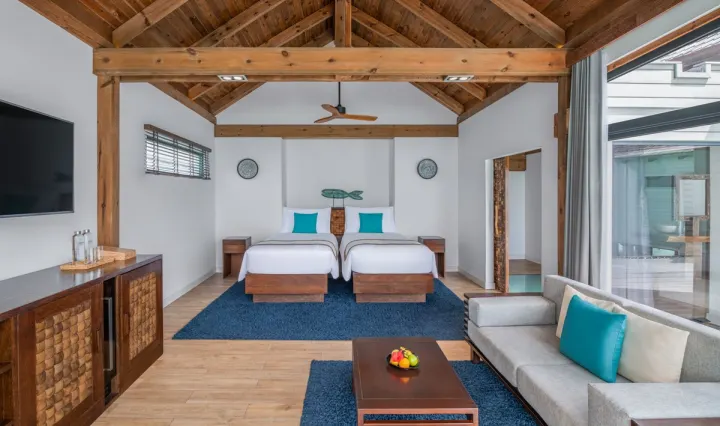 Mövenpick Resort Kuredhivaru Maldives, Мальдивы — интерьер виллы Mövenpick Resort Kuredhivaru Maldives — интерьер спальни с двумя кроватями