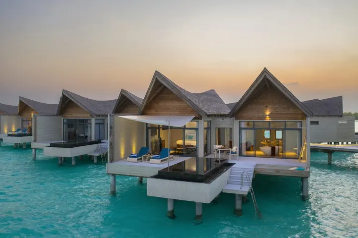 Mövenpick Resort Kuredhivaru Maldives, Мальдивы — вилла на воде Mövenpick Resort Kuredhivaru Maldives — водная вилла на закате
