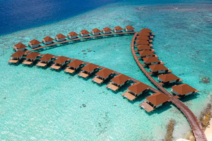 NAKAI Alimatha Resort — панорама острова с высоты с водными бунгало и широким пляжем