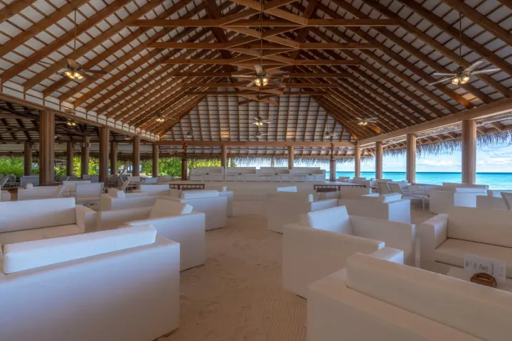 NAKAI Alimatha Resort — бар на пляже с террасой у самой кромки океана