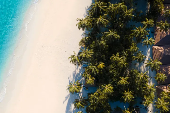 NAKAI Alimatha Resort — широкий песчаный пляж и лазурная лагуна вокруг острова