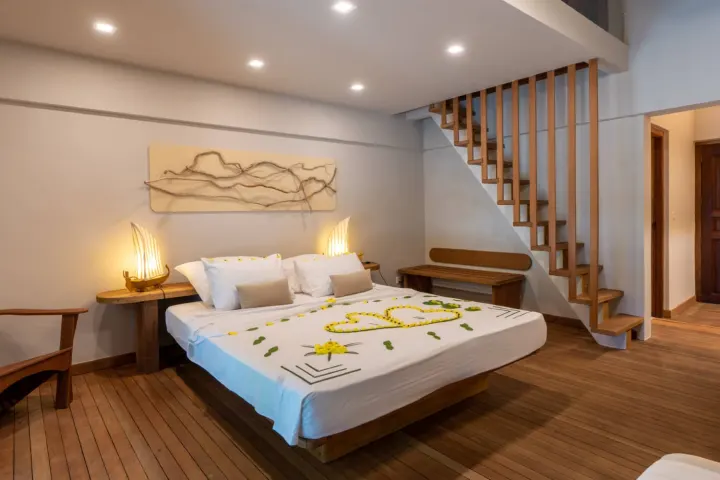 NAKAI Alimatha Resort — береговое бунгало в тени пальм в нескольких шагах от воды