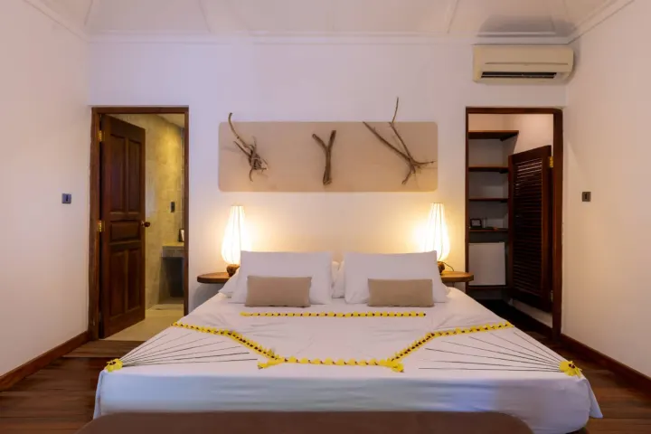 NAKAI Alimatha Resort — бунгало в окружении тропического сада рядом с пляжем