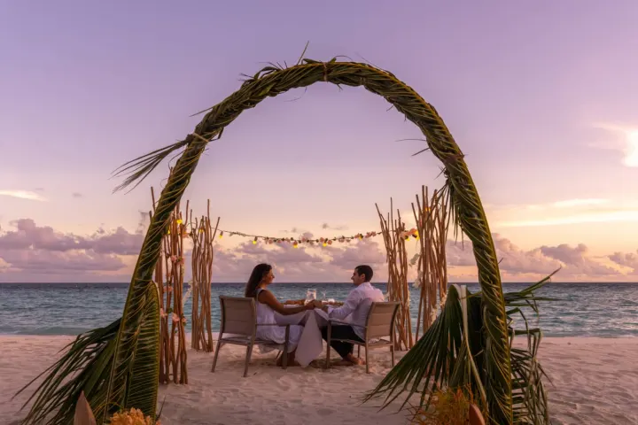 NAKAI Alimatha Resort — просторный зал главного ресторана со шведским столом