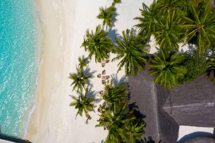 NAKAI Dhiggiri Resort — белоснежный песчаный пляж и спокойная бирюзовая лагуна вокруг острова