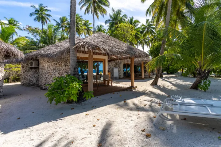 NAKAI Dhiggiri Resort — уютные береговые бунгало круглой формы у самого края песчаного пляжа