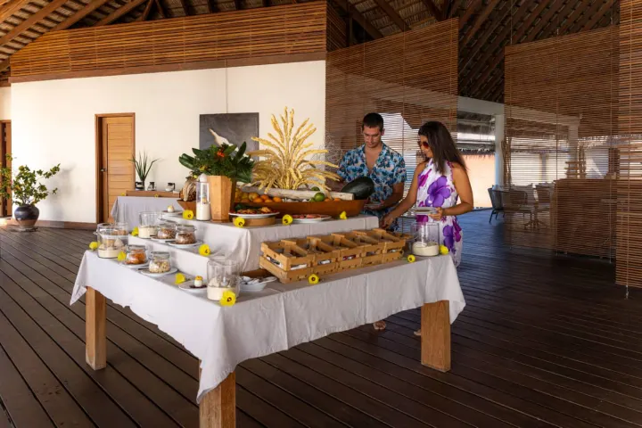 NAKAI Dhiggiri Resort — надводный ресторан с открытой террасой и панорамным видом на океан