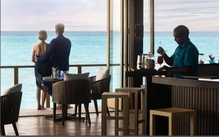 Nala Maldives by Jawakara — пляжный бар и лаунж-зона у бассейна на закате