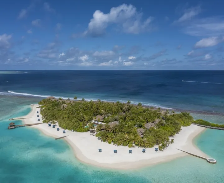 Naladhu Private Island Maldives — панорамный вид с высоты на уединённый приватный остров и бирюзовую лагуну