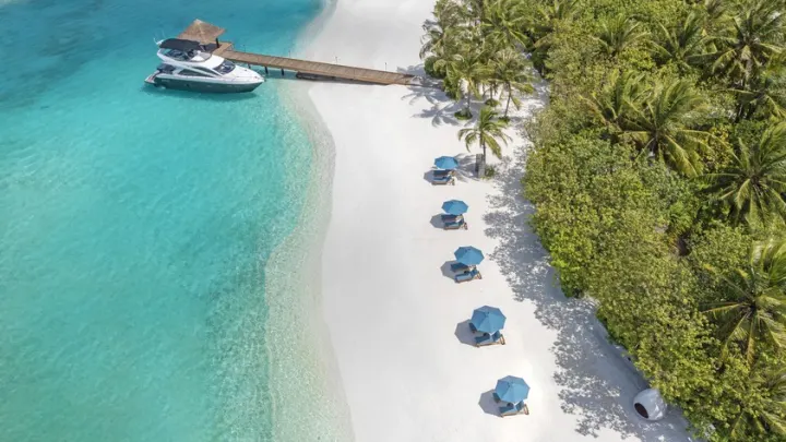 Naladhu Private Island Maldives — причал для скоростных катеров в прозрачной бирюзовой воде у входа на остров