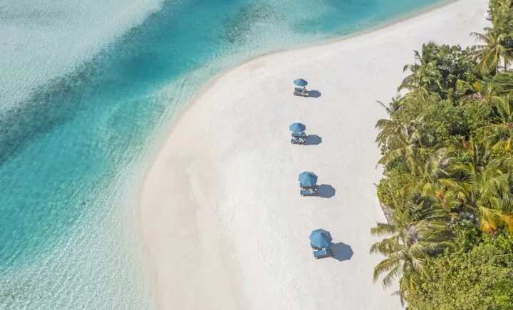 Naladhu Private Island Maldives — уединённый белоснежный пляж с мягким песком и приватными кабанами у воды