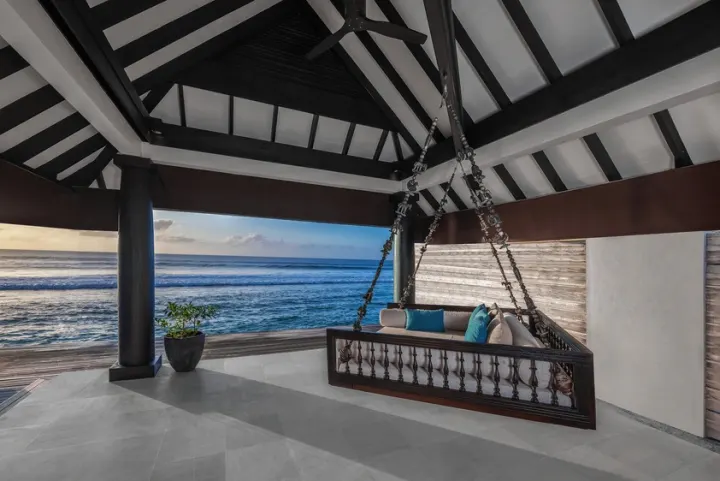 Naladhu Private Island Maldives — терраса океанской резиденции с панорамным инфинити-бассейном у самого берега