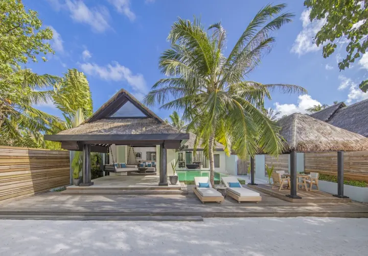Naladhu Private Island Maldives — пляжная резиденция в колониальном стиле с приватным бассейном и выходом к лагуне