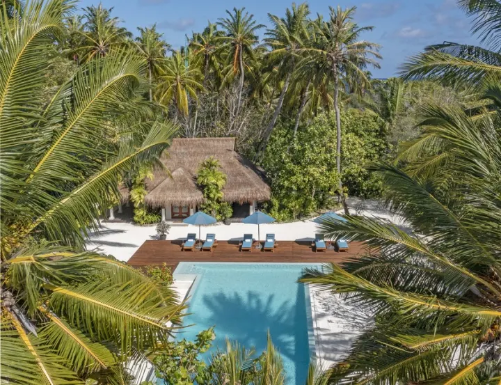 Naladhu Private Island Maldives — панорамный бассейн резиденции с видом на бирюзовую лагуну и соседние острова