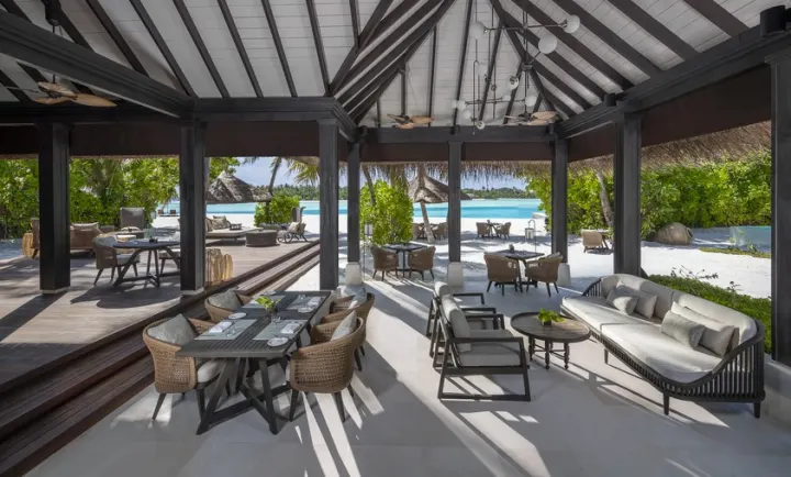 Naladhu Private Island Maldives — камерный ресторан на берегу лагуны с концепцией завтраков в любое время