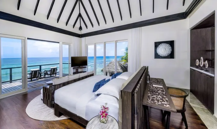 Naladhu Private Island Maldives — элегантная светлая спальня двухспальной резиденции с панорамным видом на океан