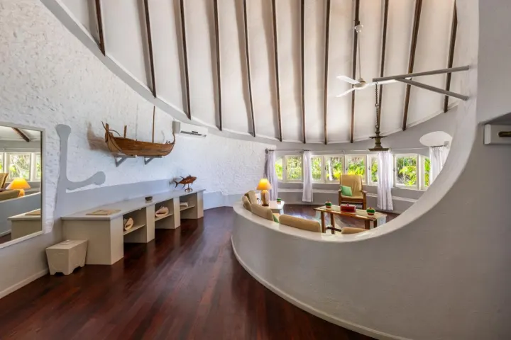 Nika Island Resort & Spa — павильон спа-центра на воде среди цветущих лотосов