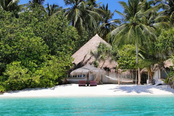Nika Island Resort & Spa — светлая спальня семейной пляжной виллы с высоким сводом