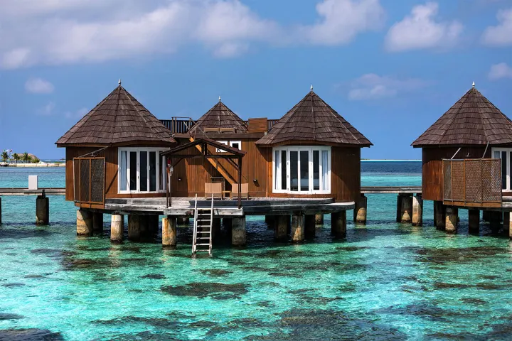 Nika Island Resort & Spa — просторная водная вилла с террасой и спуском в лагуну